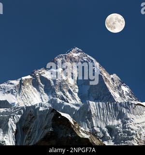 Vue sur le mont Makalu 8463 m du mont Gokyo ri, vue de nuit de mt Makalu avec bleu de lune, montagnes de l'Himalaya du Népal Banque D'Images