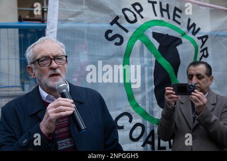 Londres, Royaume-Uni. 25th février 2023. Jeremy Corbyn, député d'Islington-Nord, s'adresse aux manifestants rassemblés pour marcher dans le centre de Londres pour appeler à un cessez-le-feu et à un règlement négocié en Ukraine un an après l'invasion de la Russie. La marche et le rassemblement ont été organisés par la Coalition pour l'arrêt de la guerre (STWC) et la campagne pour le désarmement nucléaire (CND). Crédit : Mark Kerrison/Alamy Live News Banque D'Images