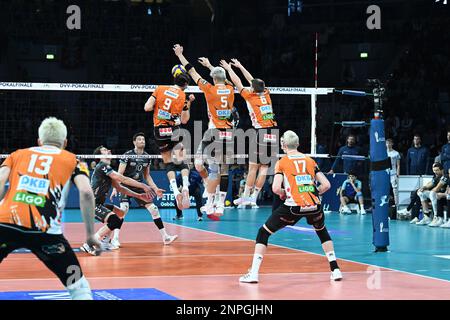 Mannheim, Allemagne. 26th févr. 2023. Mannheim, Allemagne, 26 février 2023 : Timothée Carle (9 Berlin), Néhémie Mote (5 Berlin) et Johannes Tille (6 Berlin) bloquent le ballon pendant le match final de la DVV-Pokal 2022/2023 de mens entre les powervolleys Dueren et BERLIN, DANS LES VOLÉES DE RECYCLAGE de la SAP Arena de Mannheim, en Allemagne. (Norina Toenges/SPP) crédit: SPP Sport Press photo. /Alamy Live News Banque D'Images