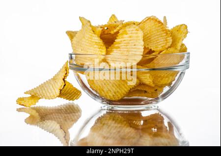 Frites ondulées dans un bol Banque D'Images