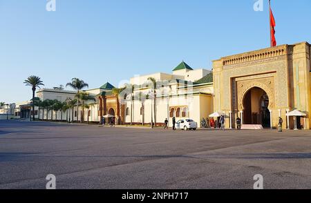 RABAT, MAROC le 2023 janvier : élévation du palais dans la capitale africaine, ciel bleu clair dans une chaude journée ensoleillée d'hiver. Banque D'Images