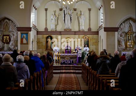 Ein Kruzifix von Oskar Wache vereint Deutsche und Polen. Görlitz/Zgorzelec. An der katholischen Sankt-Bonifatius-Kirche in der heutigen ulica Emilii P. Banque D'Images