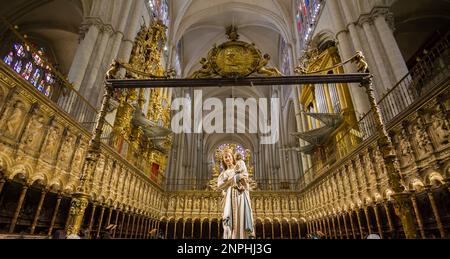 Le Choir et la Vierge Blanca à l'intérieur de la cathédrale de Tolède, en Espagne. Banque D'Images