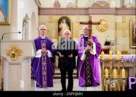 Ein Kruzifix von Oskar Wache vereint Deutsche und Polen. Görlitz/Zgorzelec. An der katholischen Sankt-Bonifatius-Kirche in der heutigen ulica Emilii P. Banque D'Images