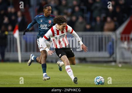 EINDHOVEN - (LR) Joshua Brenet du FC Twente, Fabio Silva du PSV Eindhoven lors du match de première ligue néerlandais entre le PSV Eindhoven et le FC Twente au stade Phillips sur 26 février 2023 à Eindhoven, pays-Bas. ANP MAURICE VAN STONE Banque D'Images