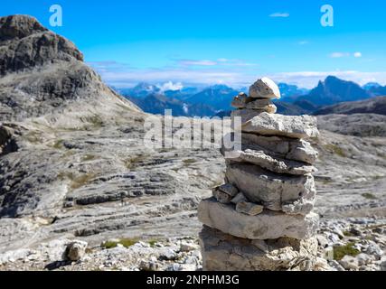 Pile de rochers et de pierres dans les hautes montagnes appelées CAIRN ou Little Man comme symbole de prière ou d'orientation Banque D'Images