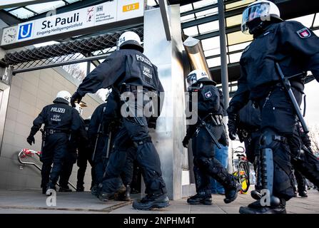 Hambourg, Allemagne. 26th févr. 2023. Soccer : 2. Bundesliga, 22. matchday, FC St. Pauli - Hansa Rostock, au stade Millerntor. Les policiers ont sécurisé la station de métro St.Pauli, où un train, qui, selon le personnel d'urgence, a été dévitré sur place. Credit: Daniel Bockwoldt/dpa/Alay Live News Banque D'Images