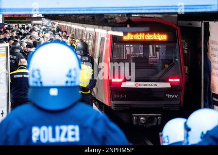 Hambourg, Allemagne. 26th févr. 2023. Soccer : 2. Bundesliga, 22. matchday, FC St. Pauli - Hansa Rostock, au stade Millerntor. Les fans se tiennent devant un train dans la station de métro St.Pauli, qui selon les policiers sur les lieux a été dévifié. (À utiliser uniquement en format complet). Credit: Daniel Bockwoldt/dpa - ATTENTION: Utiliser seulement en format complet/dpa/Alamy Live News Banque D'Images