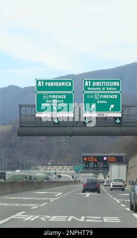 Signal au carrefour et nom de deux voies vers Florence appelé DIRETISSIMA et Variante di Valico en Italie centrale Banque D'Images