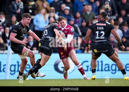 Exeter, Royaume-Uni. 26th févr. 2023. Tom Roebuck de sale Sharks est attaqué par Harvey Skinner de Exeter Chiefs lors du match de rugby Gallagher Premiership entre Exeter Chiefs et sale Sharks à Sandy Park, Exeter, Royaume-Uni, le 26 février 2023. Photo de Scott Boulton. Utilisation éditoriale uniquement, licence requise pour une utilisation commerciale. Aucune utilisation dans les Paris, les jeux ou les publications d'un seul club/ligue/joueur. Crédit : UK Sports pics Ltd/Alay Live News Banque D'Images