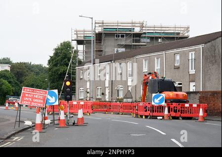 Panneaux de signalisation et feux de circulation aux travaux sur route Banque D'Images