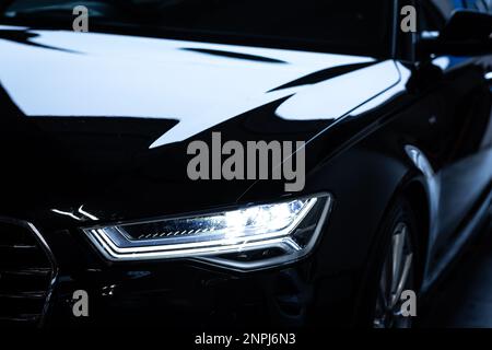 Voiture moderne dans un atelier de détail sur lequel on travaille, décontaminé, ciré, poli, fini à la perfection Banque D'Images