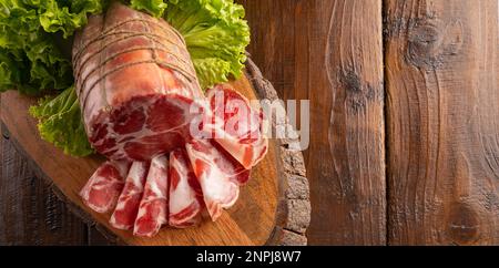 Capocollo ou coppa est un porc traditionnel italien et Corse coupé à partir de l'épaule ou du cou de porc fumé. . Couper en tranches très fines. Cuisine italienne pour l'apéritif. Piacentina DOP. Banque D'Images