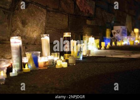 Washington D. C., Washington D. C., États-Unis. 24th févr. 2023. Des bougies des manifestants ukrainiens bordent les murs de l'ambassade russe à Washington, DC, à la suite d'une veillée sur l'anniversaire de l'invasion de l'Ukraine par la Russie, le vendredi 24 février 2023. (Credit image: © Dominic Gwinn/ZUMA Press Wire) USAGE ÉDITORIAL SEULEMENT! Non destiné À un usage commercial ! Banque D'Images