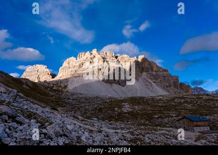 Les sommets rocheux de la montagne Passportenkofel, le sommet de Paterno au loin à gauche, la cabane de montagne Rifugio Lavaredo en face. Banque D'Images