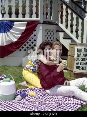 BARBARA PARKINS et RYAN O'NEAL 1964 publicité pose dans US TV Series PEYTON PLACE 1964 - 1969 basé sur le roman de GRACE METALIEUS adapté pour la télévision par Paul Monash 20th Century Fox Television / American Broadcasting Company (ABC) Banque D'Images