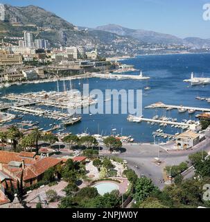 1960s, historique, Monaco, une vue sur Port Hercules, le seul port en eau profonde de la principauté et utilisé depuis les temps anciens. Situé dans le quartier de la Condamine, le port moderne avec des couchettes pour des centaines de bateaux a été construit pour la première fois en 1926. Banque D'Images