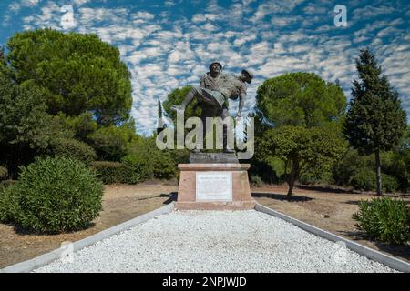 Gelibolu, Çanakkale, Turquie - 26 septembre 2021 : un monument au soldat turc qui a porté le blessé officier australien et aidé, Gallipoli Banque D'Images