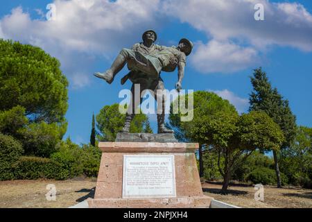 Gelibolu, Çanakkale, Turquie - 26 septembre 2021 : un monument au soldat turc qui a porté le blessé officier australien et aidé, Gallipoli Banque D'Images