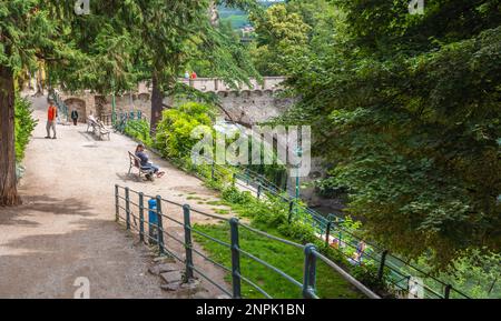 Merano dans le Tyrol du Sud - vue sur la célèbre promenade le long de la rivière Passirio - province de Bolzano, nord de l'Italie, Europe - Juli 16, 2020 Banque D'Images