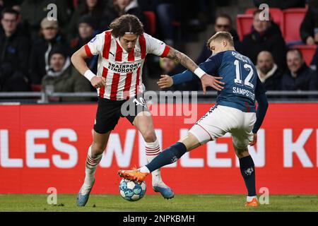 EINDHOVEN - (LR) Fabio Silva du PSV Eindhoven, Alfons Sampsted du FC Twente lors du match de première ligue néerlandais entre le PSV Eindhoven et le FC Twente au stade Phillips sur 26 février 2023 à Eindhoven, pays-Bas. ANP MAURICE VAN STONE Banque D'Images