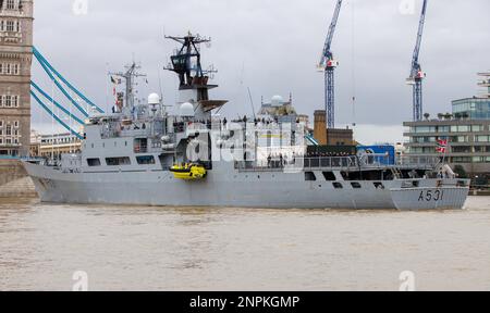 MS Nordkapp passe par Tower Bridge. Elle est un ferry et un paquebot de croisière construit à des fins de voyage, explorant les côtes et les voies navigables de la Norvège. Banque D'Images