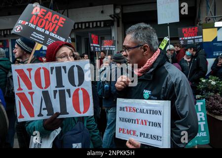 Londres, Royaume-Uni. 25th février 2023. Les manifestants se rassemblent pour marcher dans le centre de Londres pour appeler à un cessez-le-feu et à un règlement négocié en Ukraine un an après l'invasion de la Russie. La marche et le rassemblement ont été organisés par la Coalition pour l'arrêt de la guerre (STWC) et la campagne pour le désarmement nucléaire (CND). Crédit : Mark Kerrison/Alamy Live News Banque D'Images