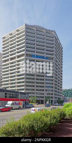 Centre-ville de Pittsburgh : construit en 1982 sous le nom de PNC Centre, 20 étages béton et verre 20 Stanwix Street est maintenant le siège de Dollar Bank. Banque D'Images