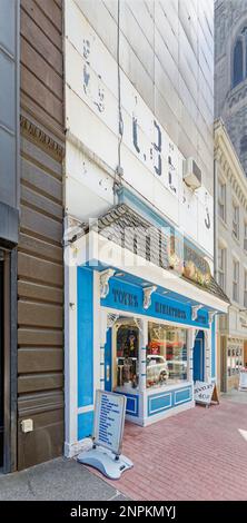 Centre-ville de Pittsburgh : une façade blanche et bleue illumine une façade de six étages sur Smithfield Street. Banque D'Images