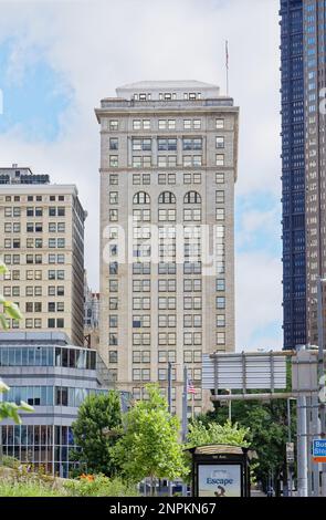 Centre-ville de Pittsburgh : façade Forbes Avenue (sud) de l'édifice Frick, vue depuis plaza à One Oxford Center. Banque D'Images