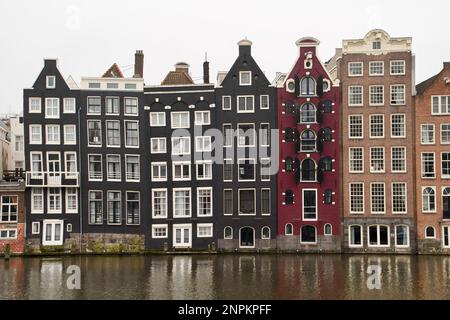 Amsterdam les maisons étroites du canal, les maisons dansantes, prises à travers Damrak en hiver, pays-Bas Banque D'Images