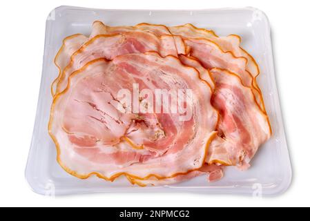 Jambon italien Porchetta, tranches de rôti de porc dans un plateau alimentaire en plastique pour la vente au supermarché, isolé sur blanc avec un chemin de coupure Banque D'Images