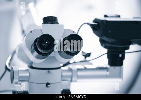 Microscope avec caméra intégrée, deux oculaires d'un grand microscope, microscope de laboratoire bioculaire professionnel avec oculaire stéréo. Dentaire moderne Banque D'Images