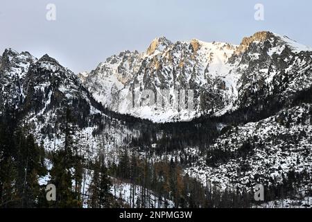 Vysoké Tatry, chaîne de montagnes au-dessus de Starý Smokovec avec le pic Lomnický štít Banque D'Images