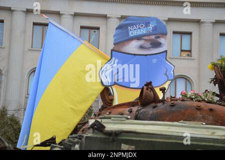 Berlin, Allemagne - 26 février 2023 - Berlin, Unter den Linden à Mitte - char russe devant l'ambassade de Russie - le char a été détruit par des soldats ukrainiens sur 31 mars 2022 pendant la bataille de Kiev. (Photo de Markku Rainer Peltonen) Banque D'Images