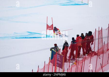 Olympic Valley, États-Unis. 25th févr. 2023. Les athlètes participent à la course de ski de la coupe du monde Stifel FIS à Palisades Tahoe. La course de ski alpin attire des équipes du monde entier ainsi qu'un grand nombre de spectateurs. Février 25 2023 (photo de Hale Irwin/Sipa USA) crédit: SIPA USA/Alay Live News Banque D'Images