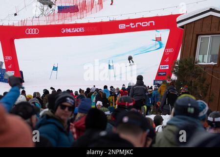 Olympic Valley, États-Unis. 25th févr. 2023. Les athlètes participent à la course de ski de la coupe du monde Stifel FIS à Palisades Tahoe. La course de ski alpin attire des équipes du monde entier ainsi qu'un grand nombre de spectateurs. Février 25 2023 (photo de Hale Irwin/Sipa USA) crédit: SIPA USA/Alay Live News Banque D'Images