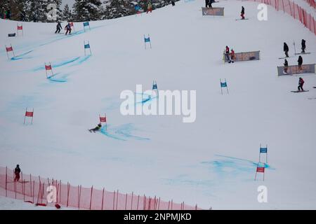 Olympic Valley, États-Unis. 25th févr. 2023. Les athlètes participent à la course de ski de la coupe du monde Stifel FIS à Palisades Tahoe. La course de ski alpin attire des équipes du monde entier ainsi qu'un grand nombre de spectateurs. Février 25 2023 (photo de Hale Irwin/Sipa USA) crédit: SIPA USA/Alay Live News Banque D'Images