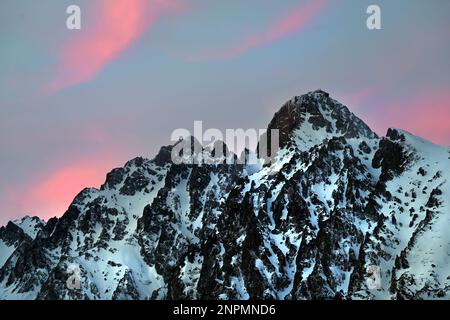 Vysoké Tatry chaîne de montagnes au-dessus de Starý Smokovec avec Lomnický štít pic après le coucher du soleil Banque D'Images