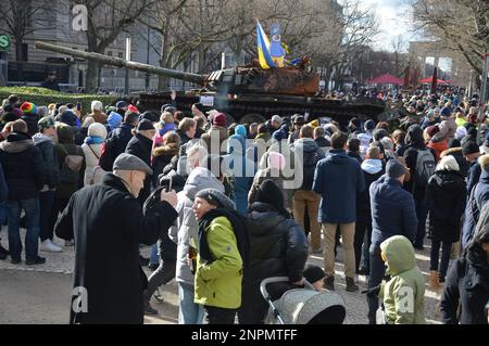 Berlin, Allemagne - 26 février 2023 - Berlin, Unter den Linden à Mitte - char russe devant l'ambassade de Russie - le char a été détruit par des soldats ukrainiens sur 31 mars 2022 pendant la bataille de Kiev. (Photo de Markku Rainer Peltonen) Banque D'Images