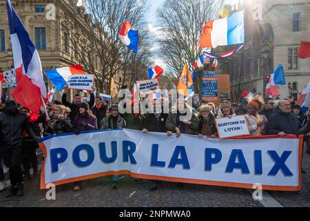 Florian Philippot, chef du parti politique français les Patriotes, à la tête d'une manifestation pour la paix et contre la guerre en Ukraine Banque D'Images