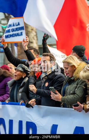 Florian Philippot, chef du parti politique français les Patriotes, à la tête d'une manifestation pour la paix et contre la guerre en Ukraine Banque D'Images