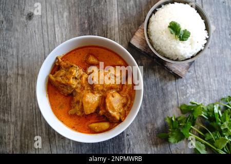 Curry de poulet de style malaisien avec pommes de terre | kari ayam, sélection Banque D'Images