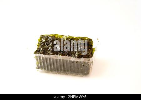 Chips d'algues | encas de nori séchés isolés sur fond blanc et sélectif Banque D'Images