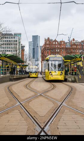 Une paire de trams jaunes Metrolink vus sur la place St Peters, en face en février 2023. Banque D'Images