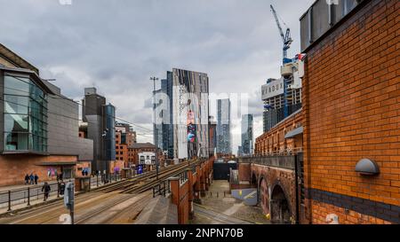 Un panorama à plusieurs images montrant les différents types de bâtiments et l'architecture entre la rampe de tram du centre-ville de Manchester à Deansgate vu dans Banque D'Images