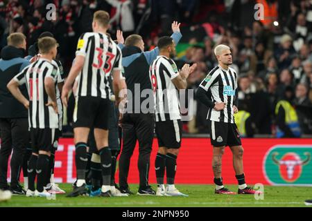 Les joueurs de Newcastle United réagissent après le match final de la Carabao Cup au stade Wembley, à Londres. Date de la photo: Dimanche 26 février 2023. Banque D'Images