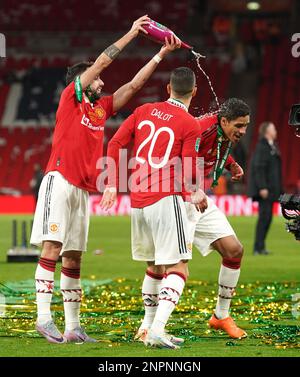 Bruno Fernandes (à gauche) Diogo Dalot (au centre) et Raphaël Varane de Manchester United lors du match final de la coupe Carabao au stade Wembley, Londres. Date de la photo: Dimanche 26 février 2023. Banque D'Images