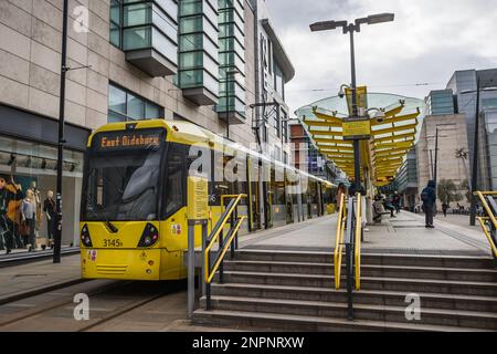 Un tramway Metrolink jaune et gris s'arrête à Corporation Street dans le Grand Manchester vu en février 2023. Banque D'Images