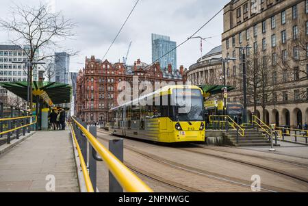 Deux tramways attendent à un arrêt de la place St Peters, Manchester vu en février 2023. Banque D'Images